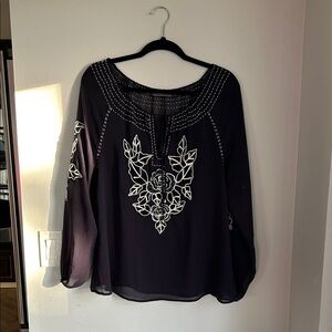 Chic Navy Blue Blouse with White Floral Design